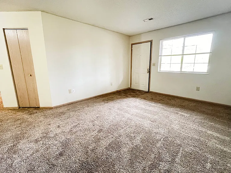 Eagle Crest Apartments — Photo 43