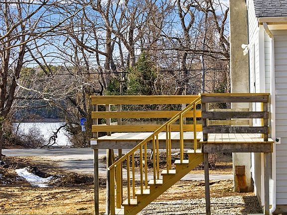 5th image of 585 Old Falmouth Rd