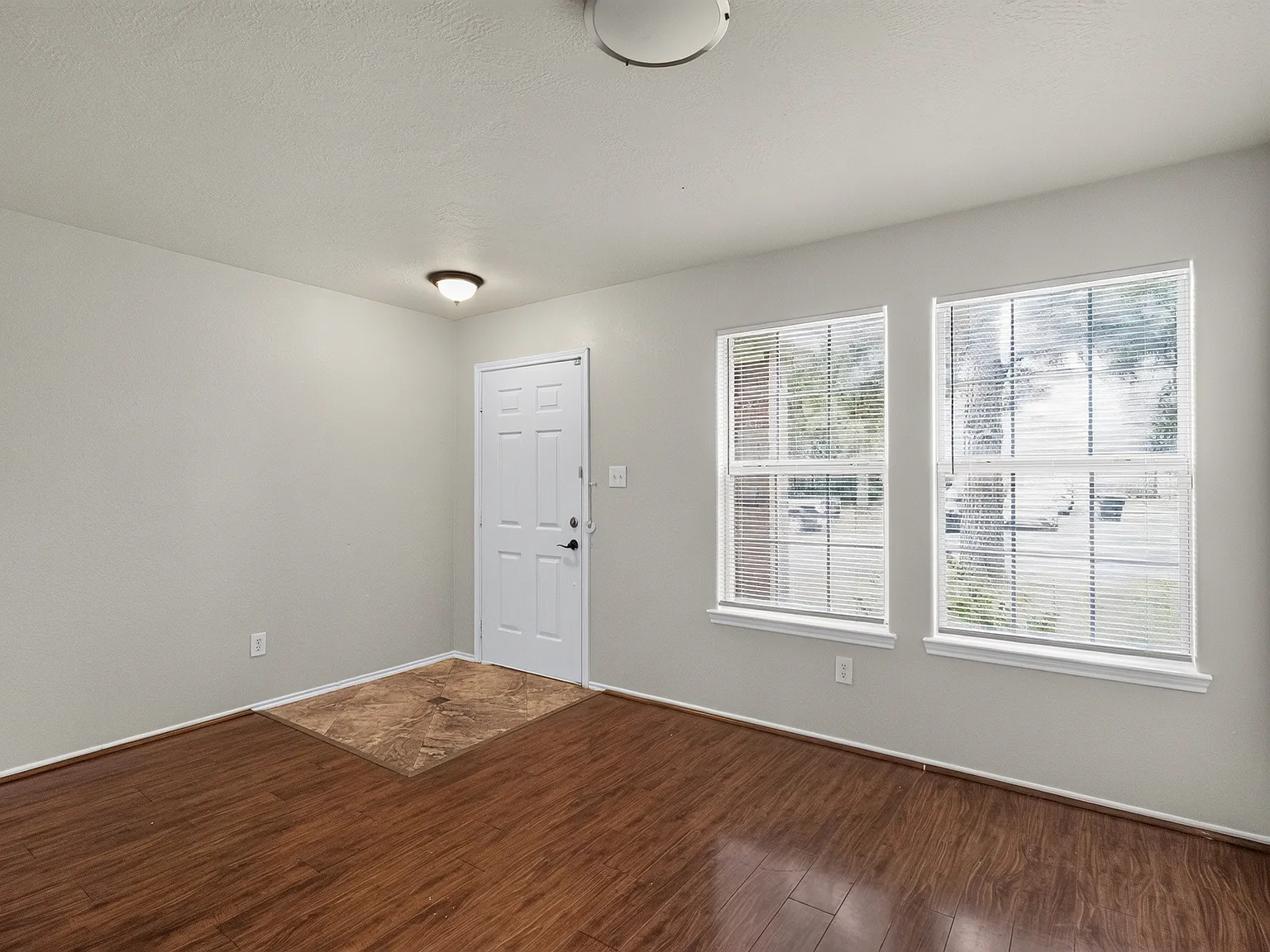 4 bed, 2.5 bath, 2260 sqft, $2,500 — Photo 2