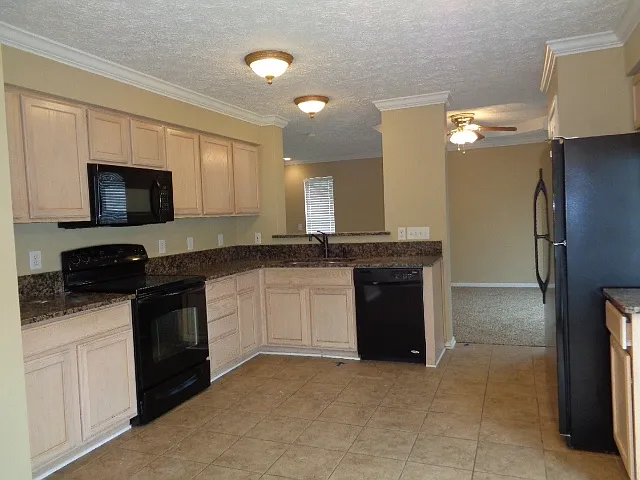2320 Hayward Ln — Photo 6