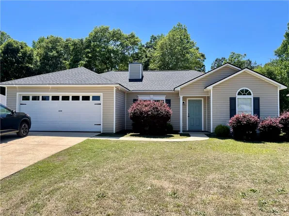 2802 Pineknoll St, Opelika, AL 36804