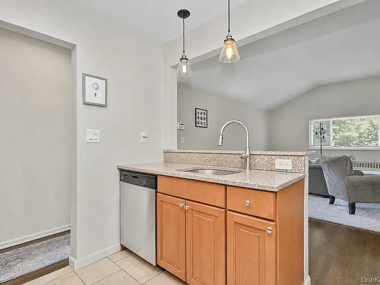 7 Tudor Pl — Photo 8