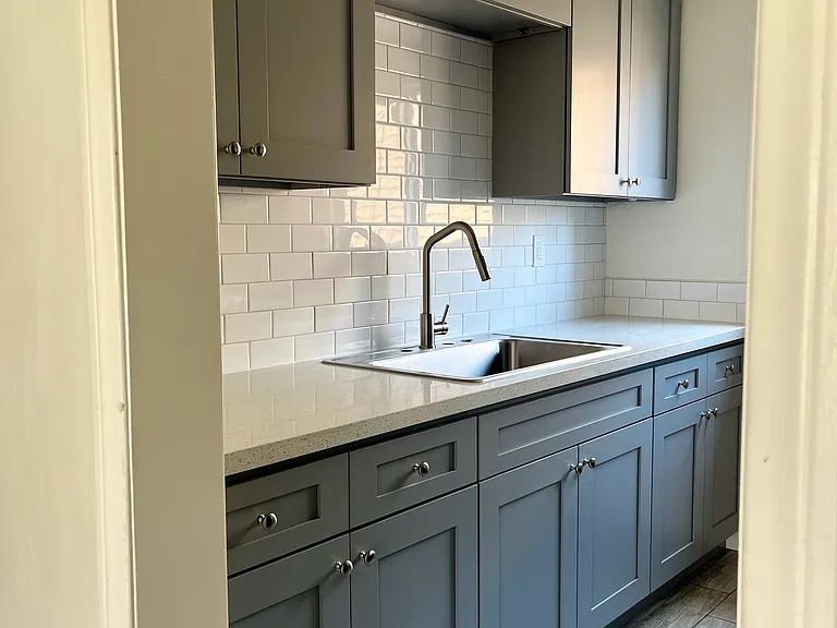 320 E 25th St #6 — Photo 7