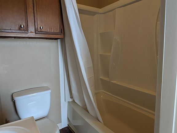 4th image of 517 E 4th St APT 3