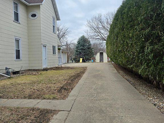 2nd image of 842 S Prairie Ave