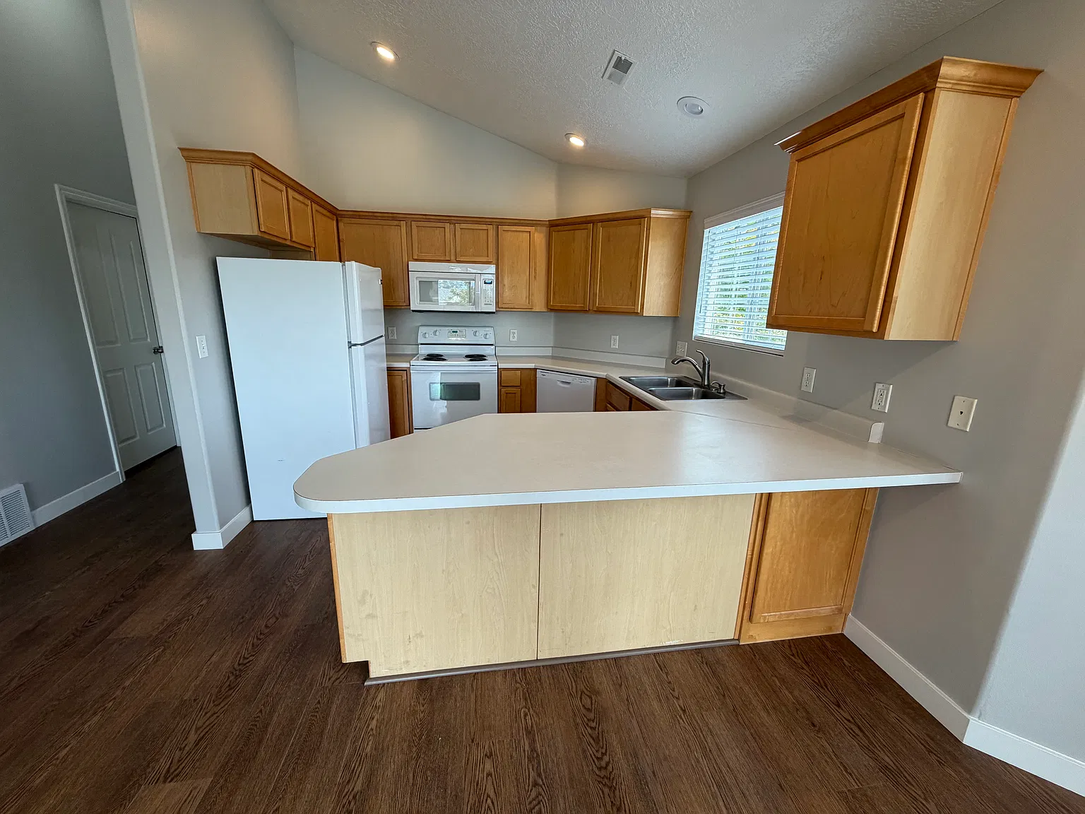 2 bed, 1000 sqft, $1,425 — Photo 3