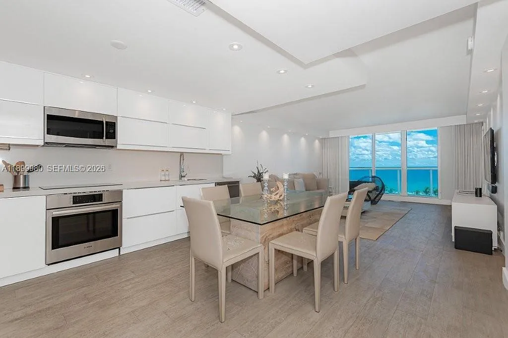 Roney Palace Condo — Photo 4