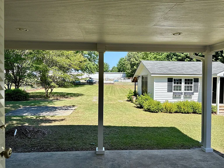 102 N Clarendon Dr — Photo 36