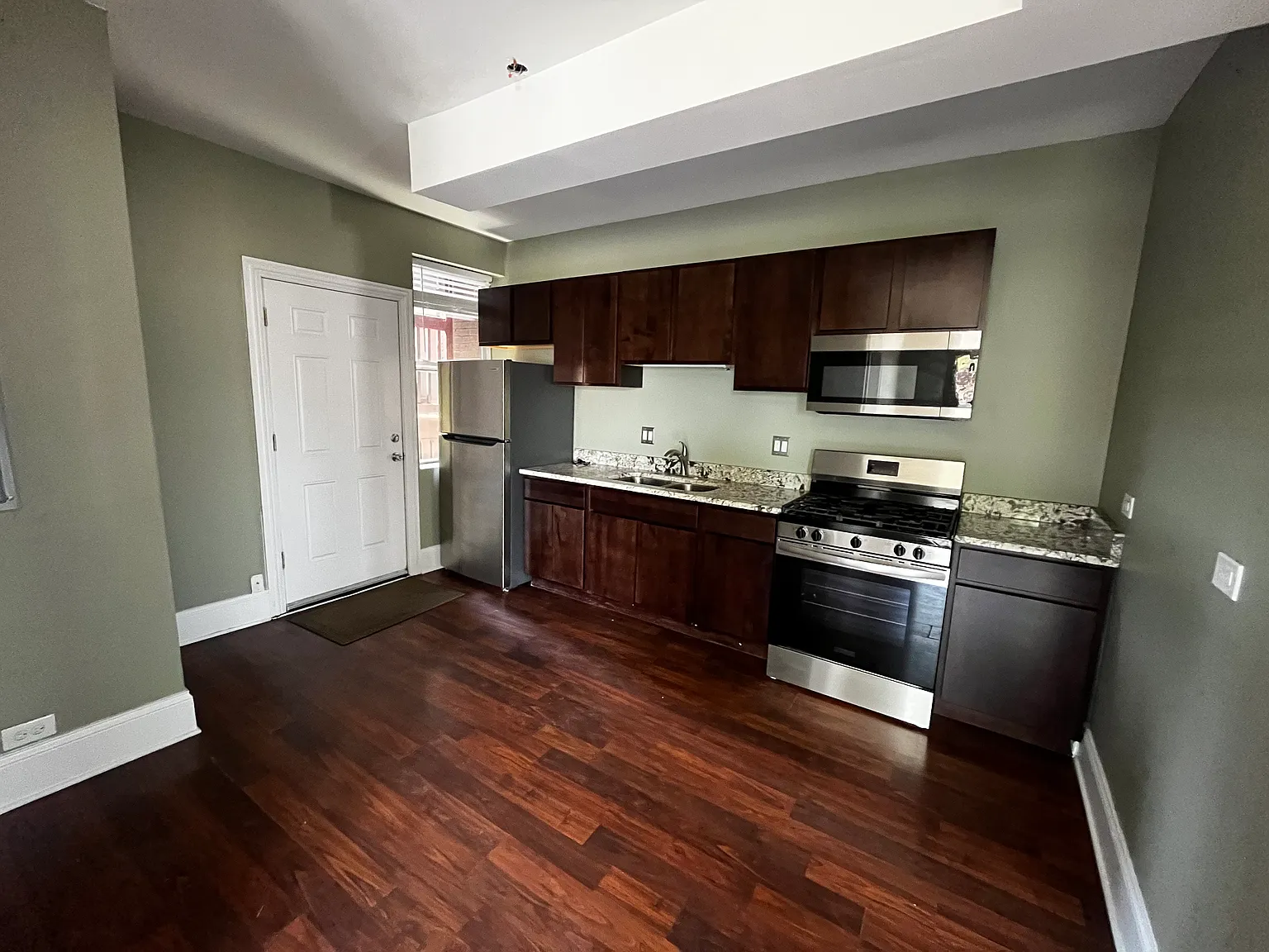 3 bed, 1100 sqft, $2,300 — Photo 2