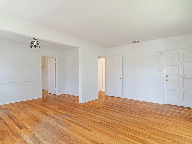 4950 Newcastle Ave — Photo 11