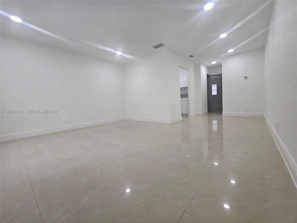 Photo 2 of 19 - 700 NE 46th Ct #2 - Oakland Park, FL Building Photo - 700 NE 46th Ct #2