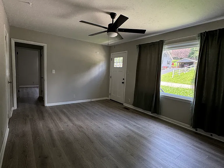 1712 Lenland Ave — Photo 2