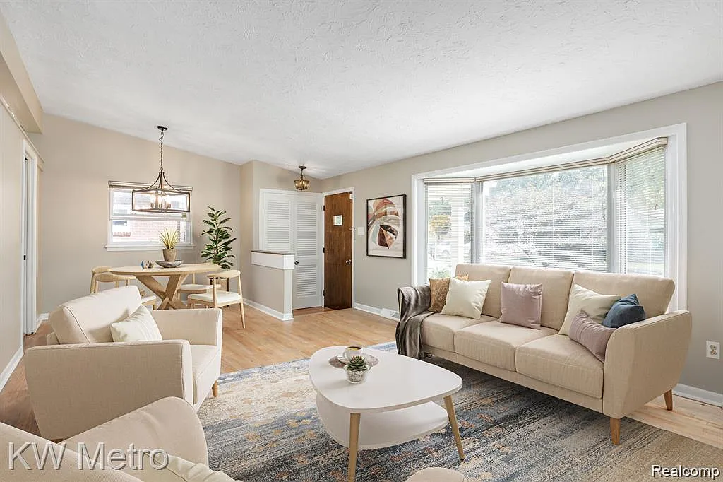 3 bed, 1.5 bath, 2320 sqft, $2,400 — Photo 4