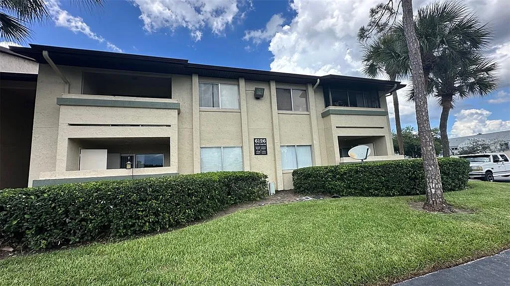 1 bed, 1.0 bath, 742 sqft, $1,300 — Photo 2