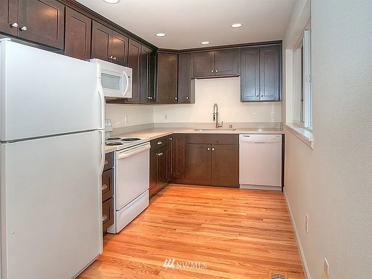 16118 NE 3rd Pl — Photo 3