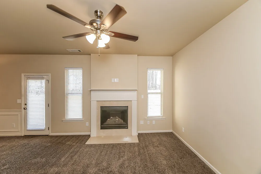3 bed, 2.5 bath, 2185 sqft, $2,295 — Photo 4