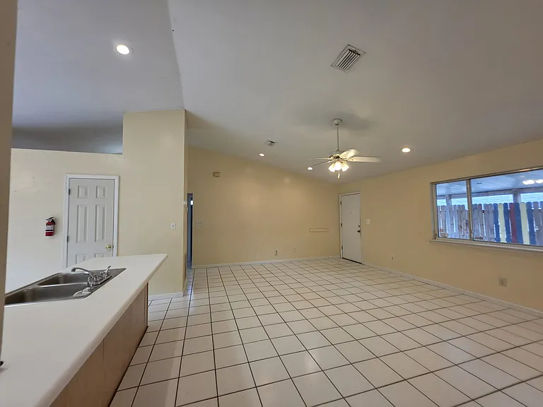 925 Dent St — Photo 8