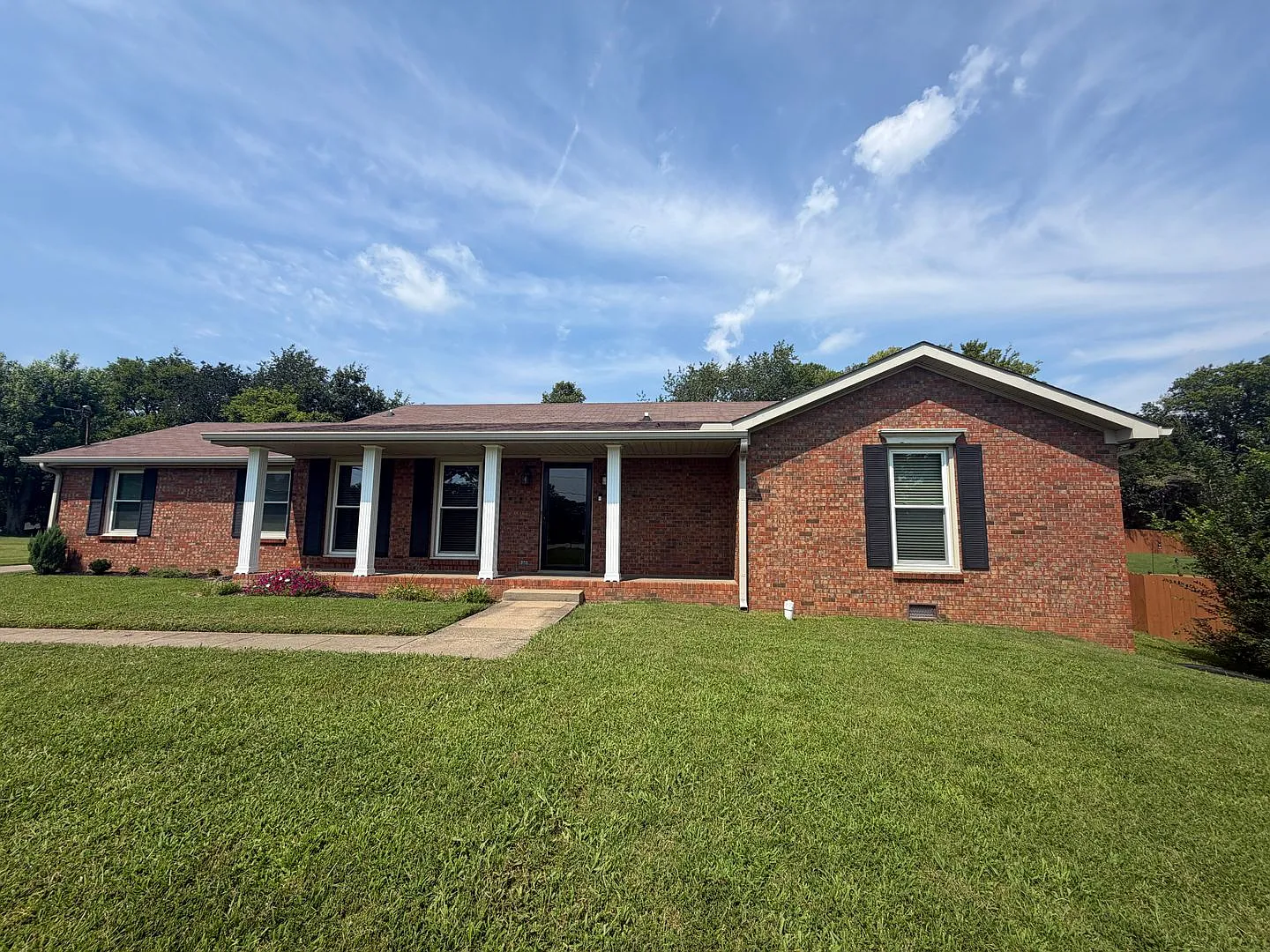 Beautifully Kept & Remodeled! A 3-Bedroom House in 37043! — Photo 1