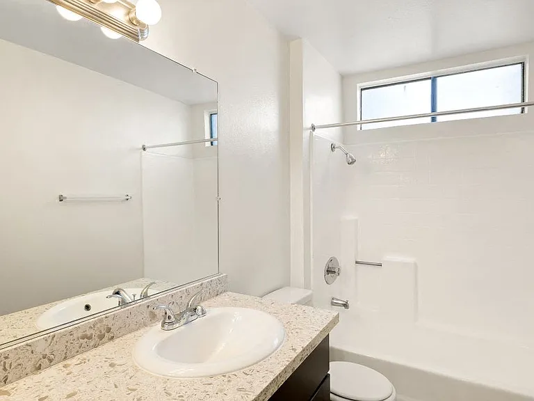 Topanga Terrace Apartments — Photo 8