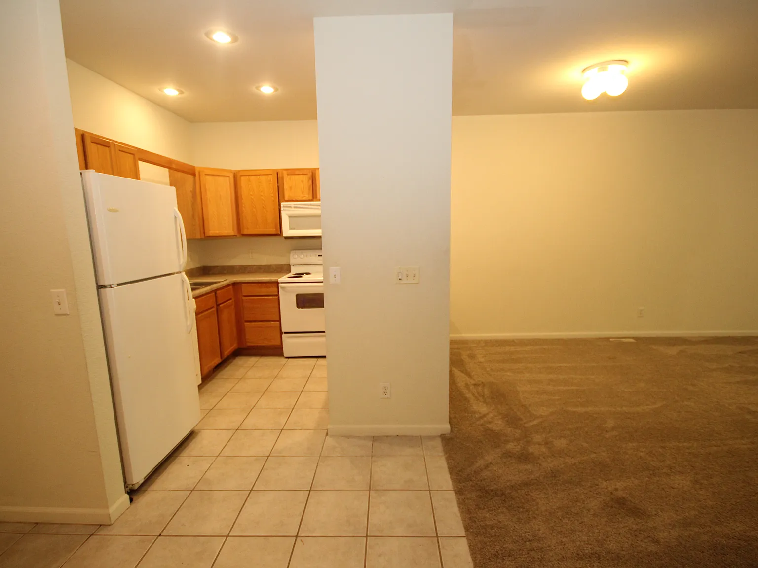 2 bed, 900 sqft, $1,300 — Photo 2