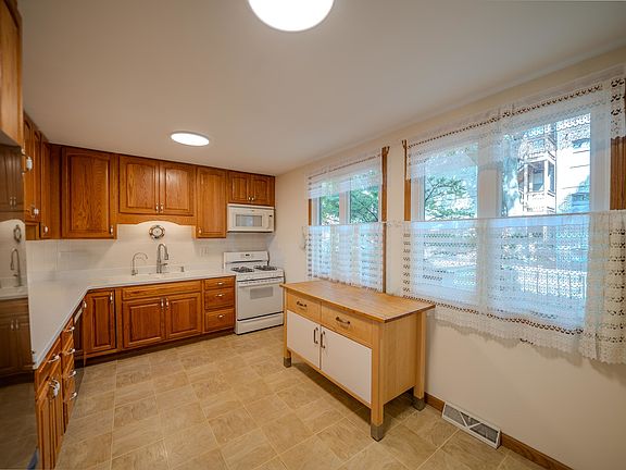 4th image of 932 E 55th St