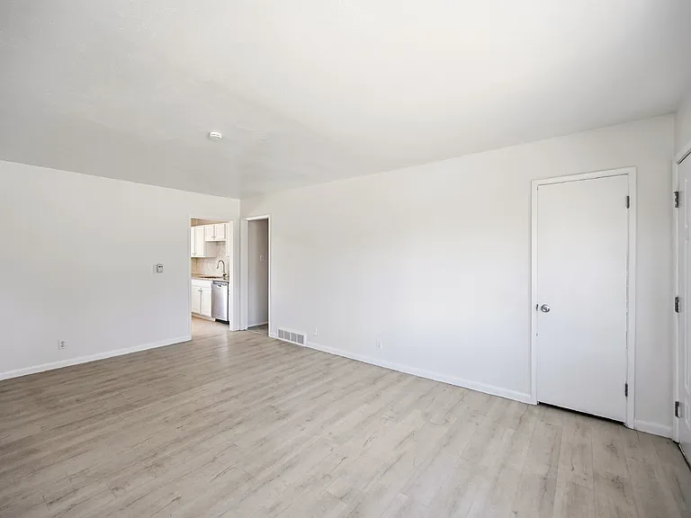 2400 Valley View Dr — Photo 6