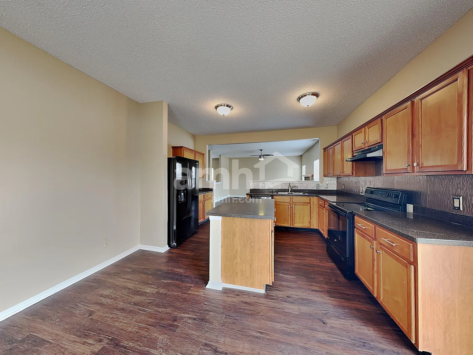 4 bed, 2.5 bath, 2687 sqft, $2,305 — Photo 4