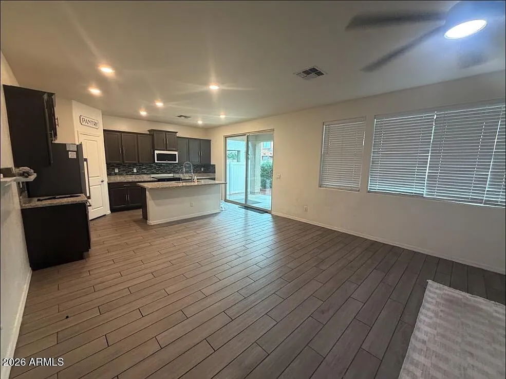 3 bed, 2.5 bath, 2657 sqft, $2,300 — Photo 4