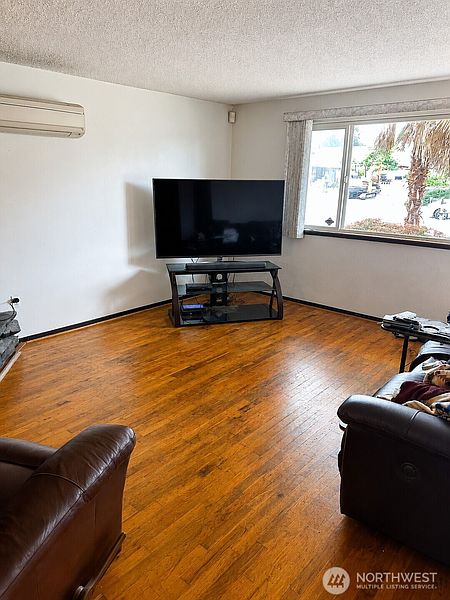 3rd image of 925 139th Street E
