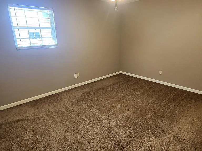 1412 W Walnut St — Photo 5