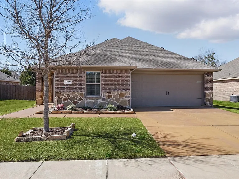 1530 Woodlake Dr — Photo 2