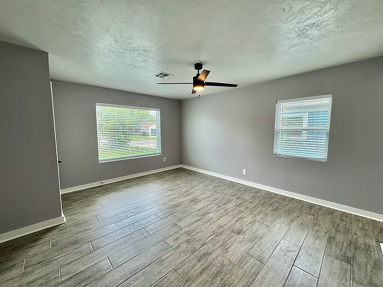 2144 Westchester Dr — Photo 9