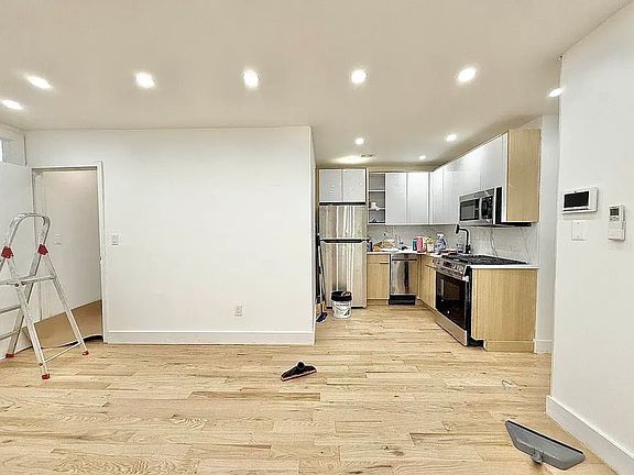 3rd image of 974 Dekalb Ave #2
