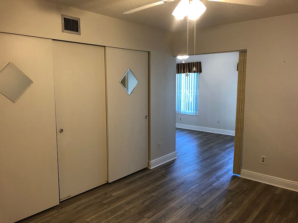 Master bedroom-huge closet 