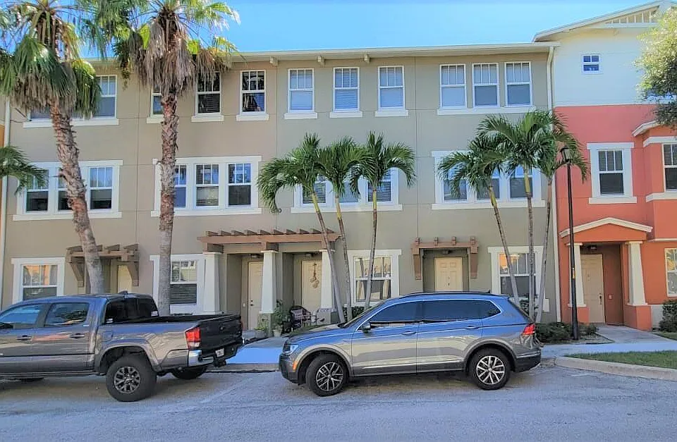 870 Marina Del Ray Ln #3