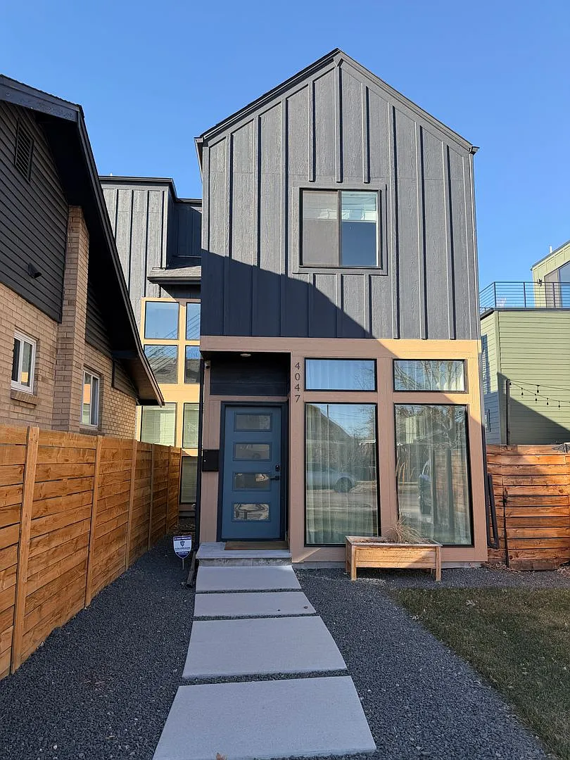 Gorgeous Sunnyside 4 bedroom home with rooftop patio — Photo 1