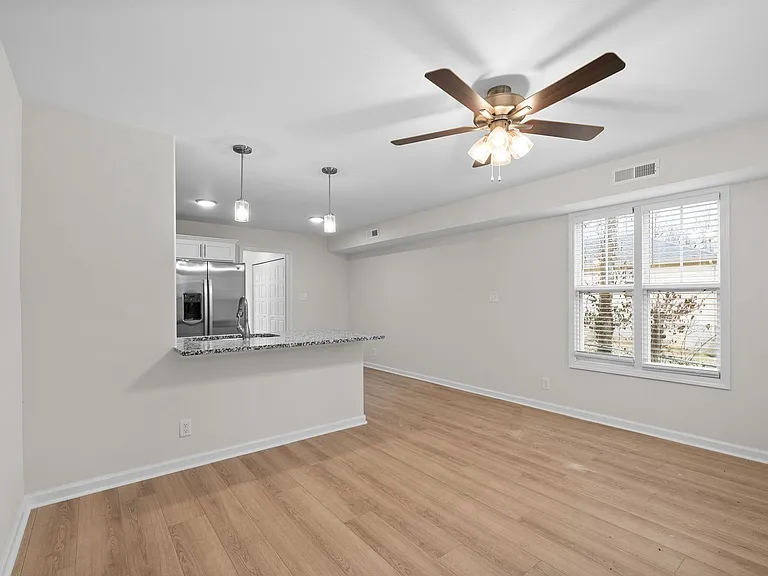 947 Wall St — Photo 5