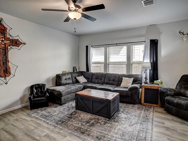 205 Driftwood Ln — Photo 6