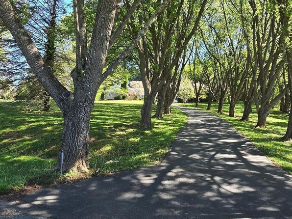 1 Hawlings Ct, Brookeville, MD 20833
