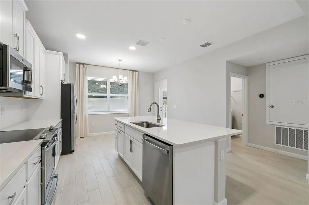 3 bed, 2.5 bath, 1688 sqft, $2,500 — Photo 4
