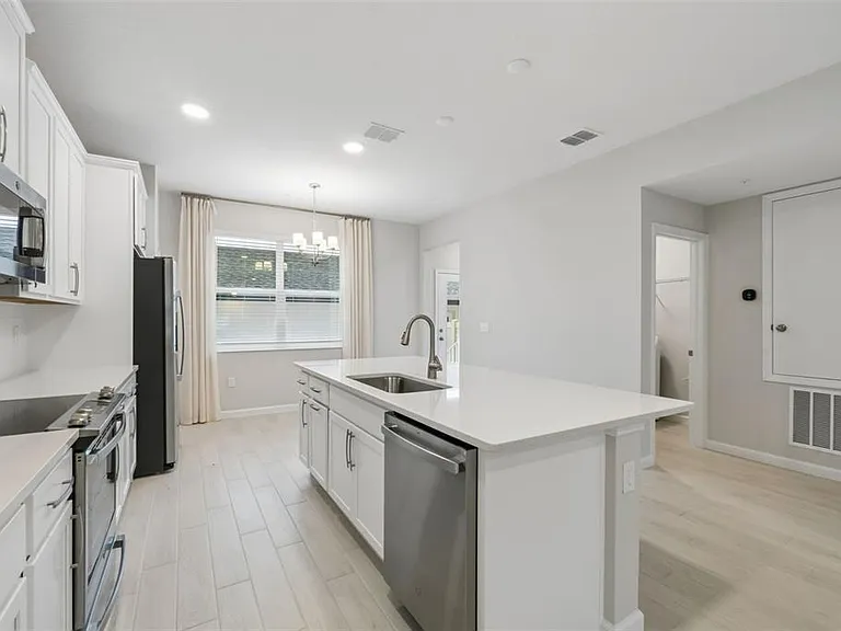 827 Creeping Fig St — Photo 4