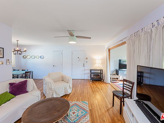 4th image of 11511 Moorpark St #12