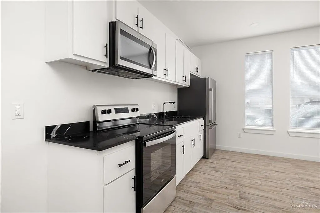 2 bed, 1.0 bath, 562 sqft, $900 — Photo 4