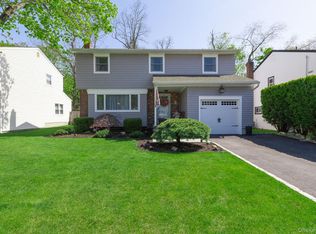 5 Regina Ct, Huntington Station, NY 11746