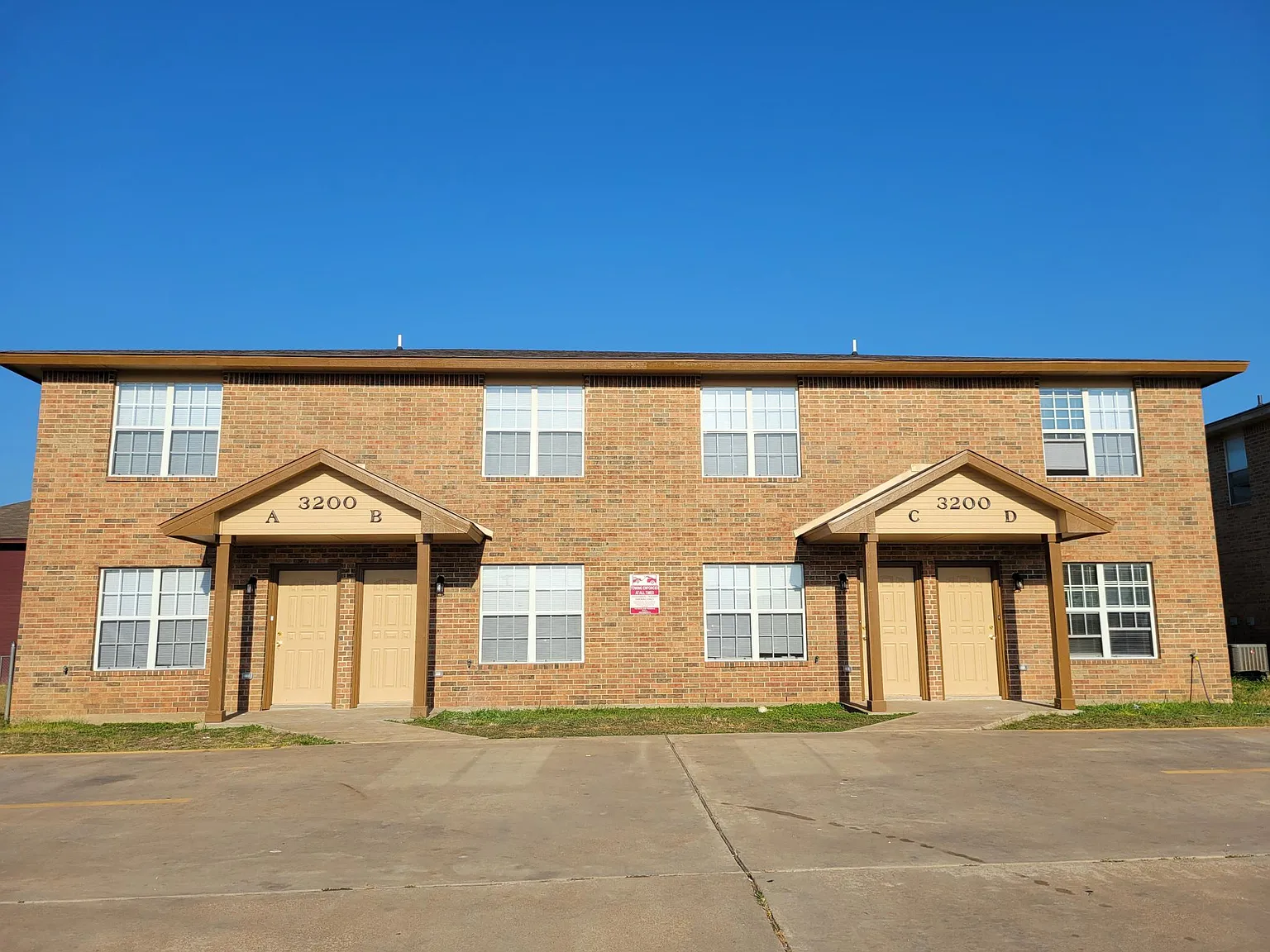 3 bed, 1.5 bath, 1057 sqft, $975 — Photo 1