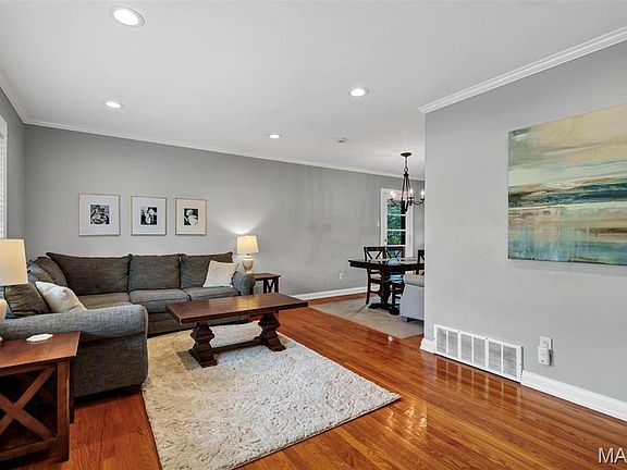 2nd image of 11 Hedgewood Ln
