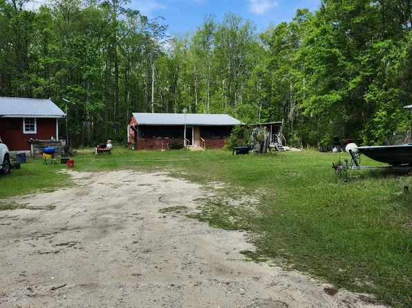 402 Smokehouse Lake Rd, Ponce De Leon, FL 32455