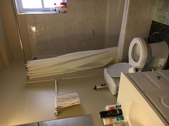 Full bath on second floor with jacuzzi tub