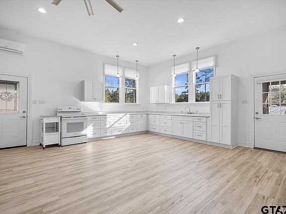 4th image of 6990 Pin Oak Rd