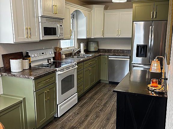 2nd image of 802 Dena St